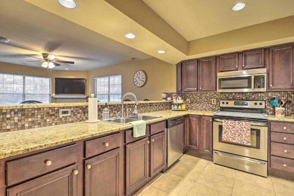 Sunroom and Golf Course View Cozy Branson Condo!